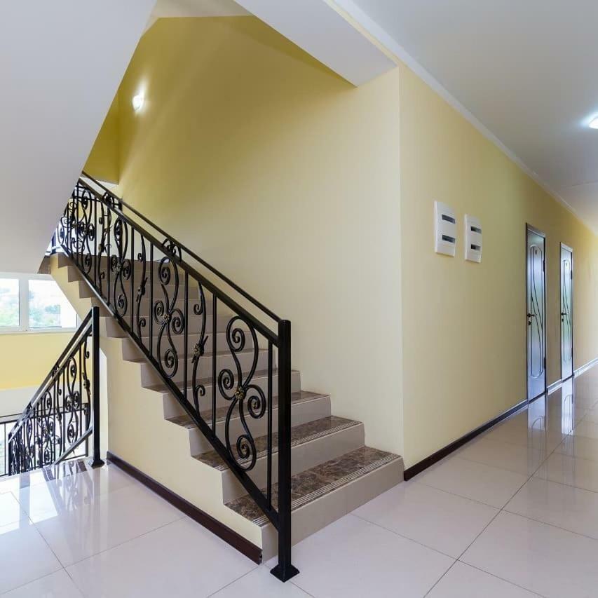 Sariya Hotel Kheivani Bagian luar foto